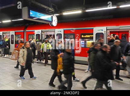 Geschäftiger DB Regio Mitte EMU-Elektrozug Frankfurt Flughafen, integrierter Bahnhof, Plattform für Verbindungen nach Mainz, Wiesbaden und Koblenz, Hess, Deutschland Stockfoto