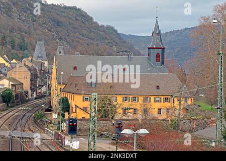 Blick nach Norden vom Bacharach Transitbahnhof, Westrhein, Rheinland-Pfalz, Deutschland - St. Nikolaus Katholische Kirche Stockfoto