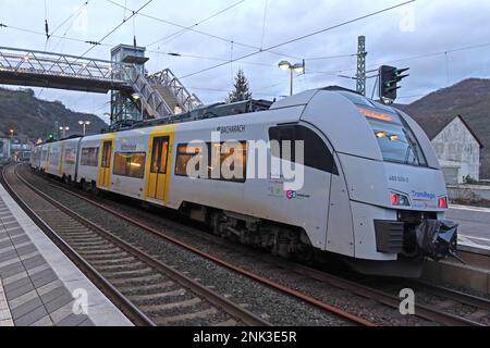 E-Bahn DB Transregio Mitte EMU in Bacherach, Rheinland-Pfalz, Deutschland - Transdev 460 006-0 Stockfoto