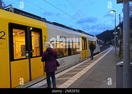 DER ELEKTROZUG DB Regio Mitte EMU in Bacherach, Rheinland-Pfalz, am Abend Stockfoto