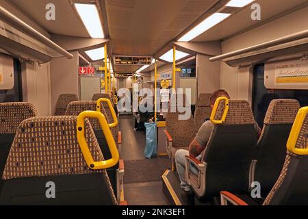 Innenraum des Elektrozuges DB Regio Mitte EMU in Bacherach, Ziel Mainz, Rheinland-Pfalz, Deutschland Stockfoto