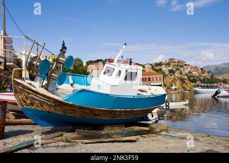 Bootjes in De Haven van Molivos op Lesbos; Boote im Hafen von Molivos auf Lesbos Stockfoto