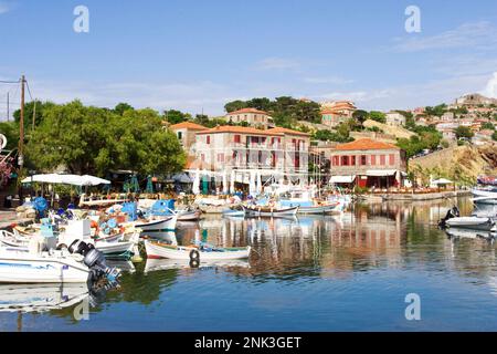 Bootjes in De Haven van Molivos op Lesbos; Boote im Hafen von Molivos auf Lesbos Stockfoto