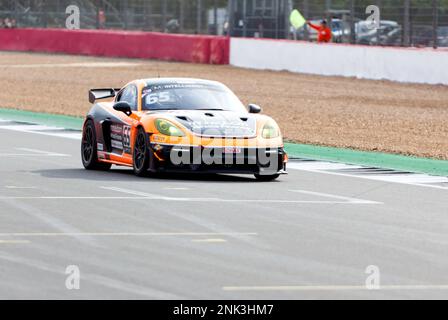 Team Parker Racing's 2022, Porsche 718 Cayman GT4 RS CS, angetrieben von Seb Hopkins, nimmt an der Masters GT4 Classic Silverstone Challenge Teil Stockfoto