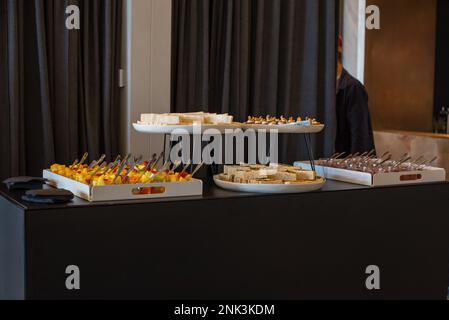 Melbourne, Australien. 22. Februar 2023. Catering bei der OAC Oceania Launch im Carousel im Albert Park. Craig Mottram, einer der größten Langstreckenläufer Australiens, kündigte heute fünf anstehende Athleten an, die im Rahmen eines internationalen Athletenprogramms ausgewählt wurden, dem ON Athletics Club (OAC), mit der Einführung der Abteilung Ozeanien. Kredit: SOPA Images Limited/Alamy Live News Stockfoto