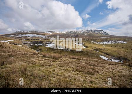 Pen-y-Ghent von der Horton Scar Lane mit teilweiser Schneebedeckung, in der Nähe von Horton-in-Ribblesdale, Yorkshire Dales National Park. Stockfoto