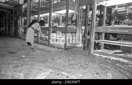 Eine Bombe explodierte am überfüllten Ocean Terminal, und 23 Käufer wurden verletzt. Es war die schwerste Bombenexplosion, die Hongkong seit 1967 traf. Auf dem Bild untersucht ein Ladenbesitzer eines schwer getroffenen Juwelierladens die Schäden. 21FEB81 SCMP/Sam Kanal Stockfoto