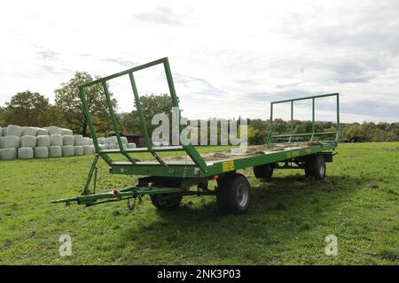Anhänger zum Transport von Heuballen auf einer Wiese Stockfoto