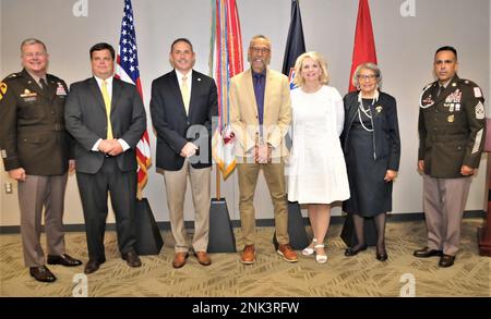 Die Empfänger der Good Neighbor Awards 2022 posieren für ein Gruppenfoto nach der Präsentation vom 11. August in der Ordnance Training Support Facility in Fort Lee, Virginia Von links sind Nick Walker, Kevin Massengill, Herman Maclin, Dr. Lisa R. Pennycuff und Ann Taylor abgebildet. Flankiert werden sie von Generalleutnant Mark T. Simerly, CASCOM und Fort Lee kommandierendem General und Kommandosgt Major Marco A. Torres, CASCOM CSM. Ebenfalls für die Auszeichnung ausgewählt wurde Faye Early, der nicht an der Zeremonie teilnehmen konnte. Stockfoto