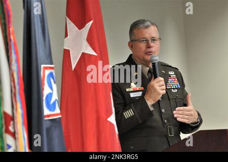 Generalmajor Mark T. Simerly, CASCOM und der kommandierende General Fort Lee, sprechen vor der Vorstellung der jährlichen Good Neighbor Awards während der Sitzung des Zivilen Militärrats am 11. August in der Ordnance Training and Support Facility vor der Menge. Stockfoto