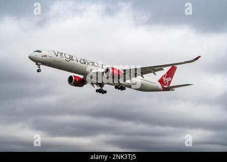 Heathrow, London - Februar 20. 2023: Virgin Atlantic Final Approach Landing Heathrow Airport Stockfoto