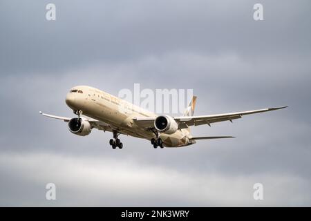 Heathrow, London - Februar 20. 2023: Etihad Airways Boeing 787-10 Landing Heathrow Airport Stockfoto