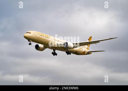 Heathrow, London - Februar 20. 2023: Etihad Airways Boeing 787-10 Landing Heathrow Airport Stockfoto