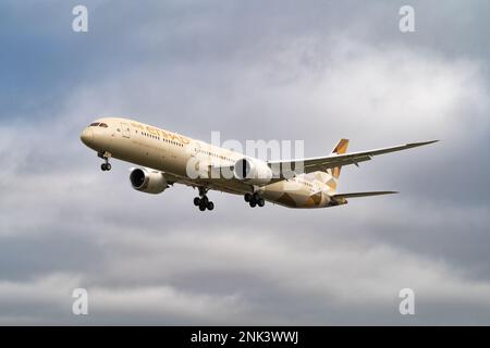 Heathrow, London - Februar 20. 2023: Etihad Airways Boeing 787-10 Landing Heathrow Airport Stockfoto