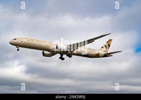 Heathrow, London - Februar 20. 2023: Etihad Airways Boeing 787-10 Landing Heathrow Airport Stockfoto