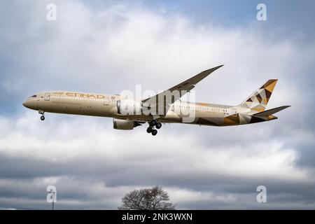 Heathrow, London - Februar 20. 2023: Etihad Airways Boeing 787-10 Landing Heathrow Airport Stockfoto