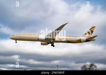 Heathrow, London - Februar 20. 2023: Etihad Airways Boeing 787-10 Landing Heathrow Airport Stockfoto