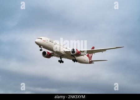 Heathrow, London - Februar 20. 2023: Virgin Atlantic Final Approach Landing Heathrow Airport Stockfoto