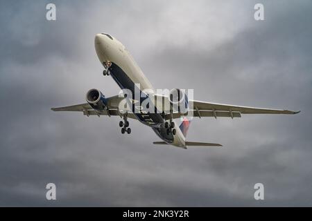 Heathrow, London - Februar 20. 2023: Delta Airlines Boeing 777 Landing London Heathrow Stockfoto