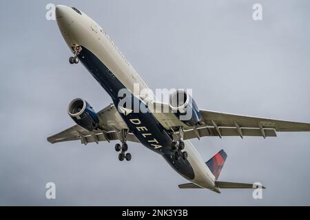 Heathrow, London - Februar 20. 2023: Delta Airlines Boeing 777 Landing London Heathrow Stockfoto