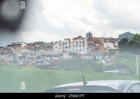 Saõ paulo-sp, brasilien-februar 22,2023 brasilianische Favela inmitten einer Autobahn von São Paulo, Peripherieviertel, Peripherie von São Paulo. Stockfoto