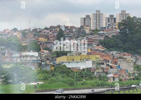 Saõ paulo-sp, brasilien-februar 22,2023 brasilianische Favela inmitten einer Autobahn von São Paulo, Peripherieviertel, Peripherie von São Paulo. Stockfoto