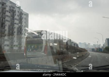 Saõ paulo-sp, brasilien-februar 22,2023 Onibus fährt an einem Regentag auf brt vorbei, Blick aus dem Auto. Stockfoto