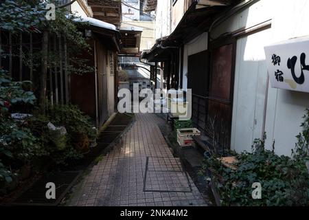 Yamanochi, Präfektur Nagano, Japan. 12. Februar 2023. Shibu Onsen æ¸ æ¸ © æ³ ï¼ˆã-Ã¶ãŠã‚“Ã”Ã‚”ï¼”ist ein Thermalbad mit über 300 Jahren Geschichte. Das Gebiet ist bekannt für seine therapeutischen Gewässer und die malerische Landschaft. Besucher können sich in verschiedenen öffentlichen und privaten Bädern entspannen und in den umliegenden Bergen wandern.Jigokudani, Oder „Hell's Valley“, ein vulkanisch aktives Tal mit heißen Quellen in den japanischen Alpen, bekannt für den Snow Monkey Park, Heimat der weltberühmten Nagano Snow Monkeys, die sich an einem Wintertag unter dem Gefrierpunkt in den heißen Quellen warm halten. ( Stockfoto