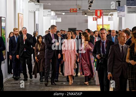 Madrid, Spanien. 23. Februar 2023. Öffentliche und potenzielle Käufer besuchen die internationale Kunstmesse ARCO, die jährlich auf der IFEMA in Madrid stattfindet. Die Eröffnungszeremonie ihrer Majestäten, des Königs und der Königin von Spanien. IFEMA, Madrid, Spanien. Kredit: EnriquePSans/Alamy Live News Stockfoto