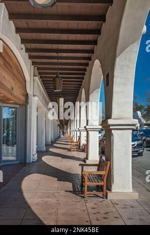 Ojai Arcade, 1917, im Stil der spanischen Kolonialzeit, Ojai Avenue, Ojai, Kalifornien, USA Stockfoto