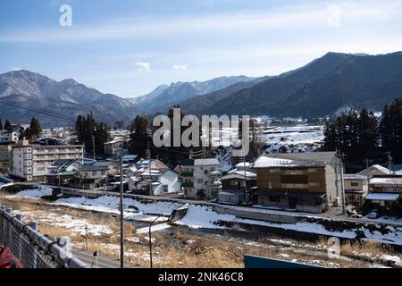 Yamanochi, Präfektur Nagano, Japan. 12. Februar 2023. Shibu Onsen æ¸ æ¸ © æ³ ï¼ˆã-Ã¶ãŠã‚“Ã”Ã‚”ï¼”ist ein Thermalbad mit über 300 Jahren Geschichte. Das Gebiet ist bekannt für seine therapeutischen Gewässer und die malerische Landschaft. Besucher können sich in verschiedenen öffentlichen und privaten Bädern entspannen und in den umliegenden Bergen wandern.Jigokudani, Oder „Hell's Valley“, ein vulkanisch aktives Tal mit heißen Quellen in den japanischen Alpen, bekannt für den Snow Monkey Park, Heimat der weltberühmten Nagano Snow Monkeys, die sich an einem Wintertag unter dem Gefrierpunkt in den heißen Quellen warm halten. ( Stockfoto