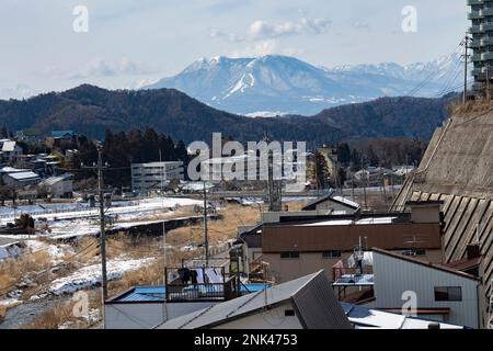 Yamanochi, Präfektur Nagano, Japan. 12. Februar 2023. Shibu Onsen æ¸ æ¸ © æ³ ï¼ˆã-Ã¶ãŠã‚“Ã”Ã‚”ï¼”ist ein Thermalbad mit über 300 Jahren Geschichte. Das Gebiet ist bekannt für seine therapeutischen Gewässer und die malerische Landschaft. Besucher können sich in verschiedenen öffentlichen und privaten Bädern entspannen und in den umliegenden Bergen wandern.Jigokudani, Oder „Hell's Valley“, ein vulkanisch aktives Tal mit heißen Quellen in den japanischen Alpen, bekannt für den Snow Monkey Park, Heimat der weltberühmten Nagano Snow Monkeys, die sich an einem Wintertag unter dem Gefrierpunkt in den heißen Quellen warm halten. ( Stockfoto