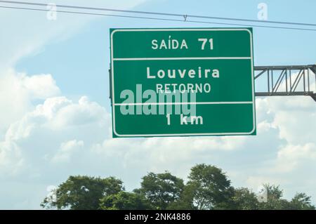 Louveira-sp,brasilien-Februar 22,2023 Schild mit dem Namen der Stadt. Stockfoto