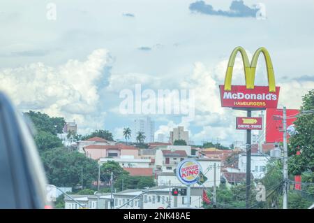 Campinas-sp, brasilien-februar 22,2023 mc Donalds Board auf Avenue John Boyd Dunlop. Stockfoto