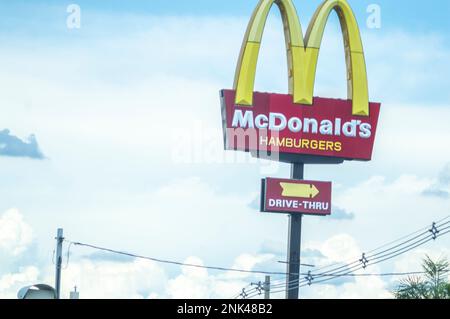 Campinas-sp, brasilien-februar 22,2023 mc Donalds Board auf Avenue John Boyd Dunlop. Stockfoto