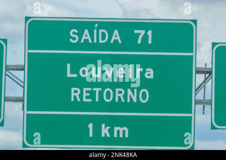 Louveira-sp,brasilien-Februar 22,2023 Schild mit dem Namen der Stadt. Stockfoto