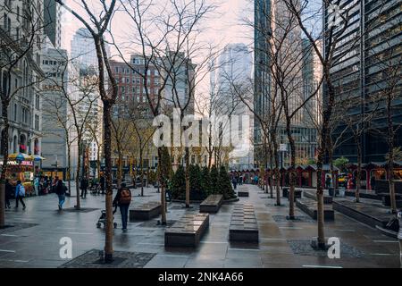 New York, USA - 25. November 2022: Weihnachtslichter im Zuccotti Park im Financial District, New Yorks Finanzzentrum und A Stockfoto