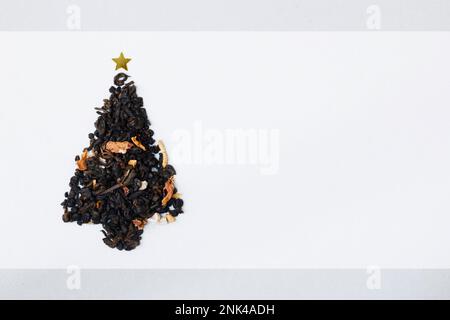 Weihnachtsbaum aus Teeblättern mit trockenen Blüten und Fruchtblüten, isoliert auf weißem Hintergrund. Konzeptkarte, Dekoration Weihnachten Neujahrskaffee Stockfoto