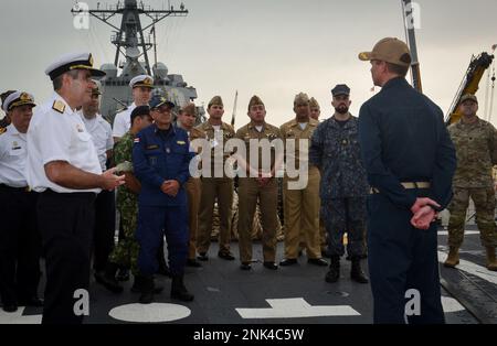 220811-N-MA751-0050 MAYPORT, FLORIDA - (11. August 2022) - Commander. Cameron Ingram, Executive Officer des Guided-Missile Destroyer USS Thomas Hudner (DDG 116), spricht während einer Schiffstour am 11. August 2022 an die angesehenen Besucher der Partnernationen VON PANAMAX 2022. Übung PANAMAX 2022 ist ein US-amerikanisches Vom Kommando Süd gesponserte Übung, die wichtige Schulungsmöglichkeiten für Nationen bietet, um zusammenzuarbeiten und auf der Fähigkeit aufzubauen, komplexe multinationale Operationen zu planen und durchzuführen. Das Übungsszenario umfasst Sicherheits- und Stabilitätsmaßnahmen, um einen freien Handelsfluss durch t zu gewährleisten Stockfoto