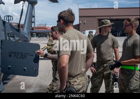 Flieger der 66th Rescue Generation Squadron/Rescue Squadron inspizieren eine HH-60W am 11. August 2022 auf der Nellis Air Force Base, Nevada. Der HH-60W ist eine Neuauflage von Nellis, die es Flugzeugen ermöglicht, für die Anforderungen der US Air Force über große Entfernungen und hohe Bedrohungen zu trainieren. Der Whiskey wird die Vielseitigkeit des legendären Black Hawk erweitern. AIR FORCE, Air Combat Command, Combat Search and Rescue, Jolly Green II, Nellis AFB, Stockfoto