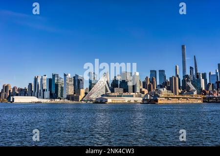 Malerischer Blick auf die Skyline von New York Manhattan vom anderen Ufer des Hudson River in Edgewater, New Jersey Stockfoto