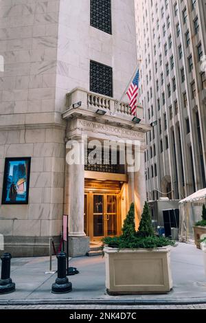 New York, USA - 25. November 2022: Eintritt zur New Yorker Börse, einer amerikanischen Börse im Financial District von Lower Manhattan in Stockfoto