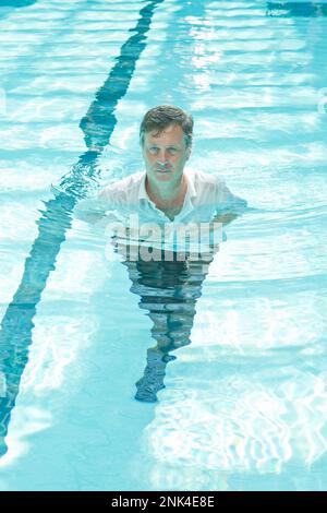 ERÖFFNUNG DES MOLITOR-SCHWIMMBADS IN PARIS SEBASTIEN BAZIN ACCOR VORSITZENDER IM SCHWIMMBAD Stockfoto