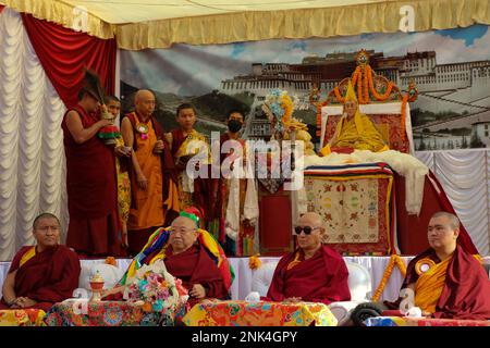 Lalitpur, Nepal. 23. Februar 2023. Am 22. Februar 2023 in Lalitpur, Nepal. Die tibetischen Männer in traditioneller Kleidung nehmen am dritten Tag des tibetischen Neujahrs an der „Gyalpo Lhosar“-Feier Teil. (Foto: Abhishek Maharjan/Sipa USA) Guthaben: SIPA USA/Alamy Live News Stockfoto