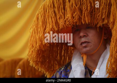 Lalitpur, Nepal. 23. Februar 2023. Am 22. Februar 2023 in Lalitpur, Nepal. Die tibetischen Männer in traditioneller Kleidung nehmen am dritten Tag des tibetischen Neujahrs an der „Gyalpo Lhosar“-Feier Teil. (Foto: Abhishek Maharjan/Sipa USA) Guthaben: SIPA USA/Alamy Live News Stockfoto