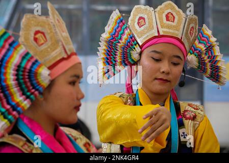 Lalitpur, Nepal. 23. Februar 2023. Am 22. Februar 2023 in Lalitpur, Nepal. Tibetische Frauen in traditioneller Kleidung führen kulturelle Tänze auf, während sie an der Feier „Gyalpo Lhosar“ zum dritten Tag des tibetischen Neujahrs teilnehmen. (Foto: Abhishek Maharjan/Sipa USA) Guthaben: SIPA USA/Alamy Live News Stockfoto