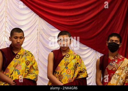 Lalitpur, Nepal. 23. Februar 2023. Am 22. Februar 2023 in Lalitpur, Nepal. Die tibetischen Männer in traditioneller Kleidung nehmen am dritten Tag des tibetischen Neujahrs an der „Gyalpo Lhosar“-Feier Teil. (Foto: Abhishek Maharjan/Sipa USA) Guthaben: SIPA USA/Alamy Live News Stockfoto