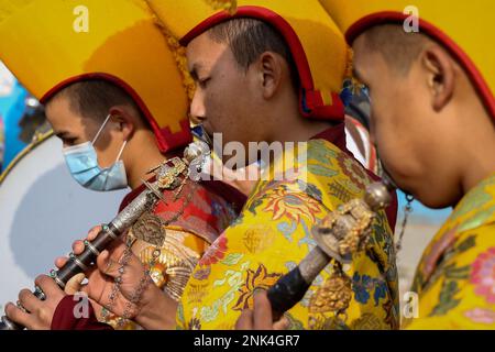 Lalitpur, Nepal. 23. Februar 2023. Am 22. Februar 2023 in Lalitpur, Nepal. Tibetische Männer in traditioneller Kleidung spielen ein kulturelles Musikinstrument, während sie an der Feier „Gyalpo Lhosar“ zum dritten Tag des tibetischen Neujahrs teilnehmen. (Foto: Abhishek Maharjan/Sipa USA) Guthaben: SIPA USA/Alamy Live News Stockfoto