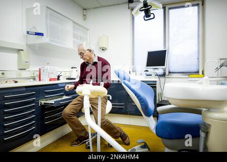 DEVENTER - die Praxis eines pensionierten Zahnarztes, der seine Möbel an Kollegen in der Ukraine spendet. Marinus-Jan van Koeveringe hat vor 2,5 Jahren seine eigene Praxis eingestellt und erkannt, dass die Dinge, die er noch hat, wie ein Behandlungsstuhl und (Röntgen-)Ausrüstung, perfekt in dem Land funktionieren können, in dem seit nunmehr einem Jahr Krieg herrscht. ANP KOEN VAN WEEL niederlande raus - belgien raus Stockfoto