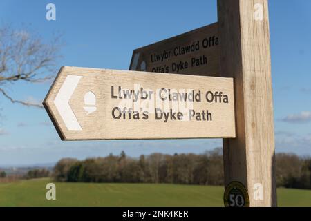 Offa's Dyke öffentlicher Fußweg Schild in englischer und walisischer Sprache in Chirk Wales ein 177 Meilen langer Wanderweg in Großbritannien Stockfoto